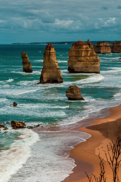 The brown rock that forms on the coast during the day
